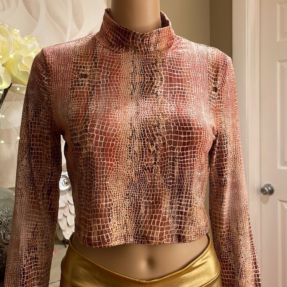 🦋Forever 21 crop top long sleeves.  Size large.  EUC